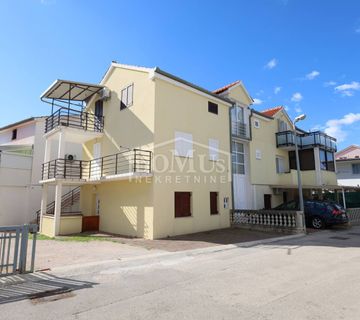 Vodice, 2-sobni apartman 51,49m2, namješten, prizemlje - cover