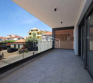 Vodice, 120m od plaže, apartman 88,67m2 s terasom, spremište i garažno parkirno mjesto - cover