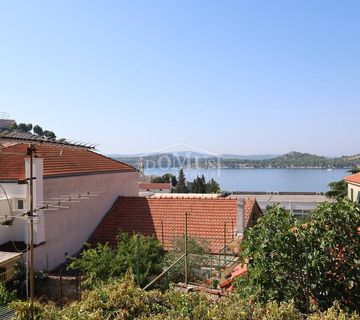 Šibenik, kuća 106,29m2 useljiva s pogledom na more, dvorište - cover