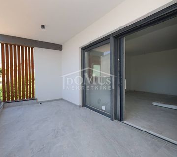 Vodice, 120m od plaže, apartman 96,53 m2 s terasom, sprmištem i garažno parkirno mjesto - cover