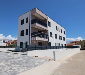 Brodarica novogradnja, apartman 78,99m2 (2s) u prizemlju, dvorište 130m2;, 220m do mora - cover