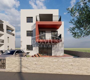 Vodice, dvojna kuća 144,90m2, s dvorištem 172m2 - cover