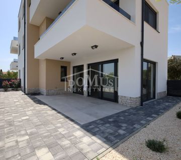 Murter novogradnja, dvosoban apartman 91,06m2 sa vrtom 85m2, dva parkirna mjesta - cover