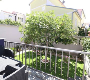 Vodice studio apartman visoko prizemlje, vrt, parking, samo 230 m do plaže - cover