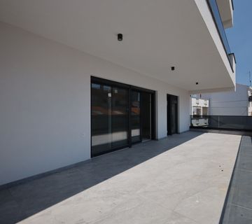 Vodice, 120m od plaže, apartman 137,38m2 s terasom, spremište i garažno parkirno mjesto - cover