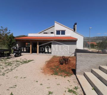 Dubrava, poslovno-stambeni objekt 256,71m2 na parceli 3.034m2 - cover