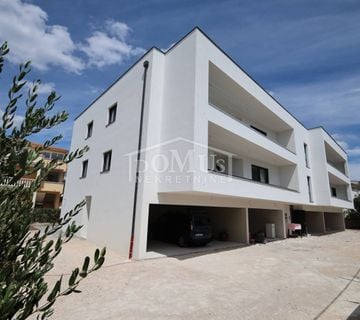 Vodice, izvrsna lokacija, 3-sobni stan 103,07m2 na 2. katu - cover