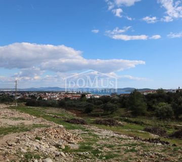 Vodice građevinsko zemljište 5.080m2 sa pogledom na more, rubni dio građ. zone; - cover