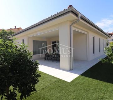 Vodice vila prizemnica ukupne korisne površine 125,80 m2, na parceli od 457 m2 - cover