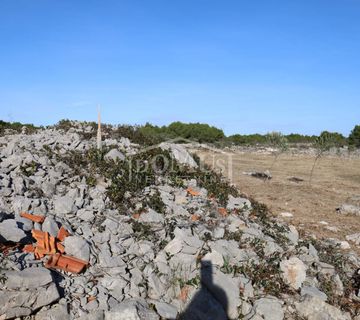 Vodice, građevinsko zermljište 840m2, mirno okruženje, 1200m od centra grada - cover