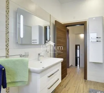 Istra,Pula prekrasna vila veličine 380 m2 s bazenom i uhodanim apartma - cover