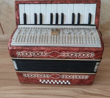 Dječja harmonika 16 basova u ekstra odličnom stanju - cover