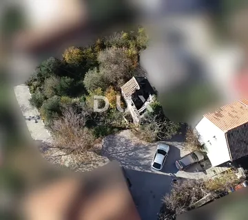 ŠIBENIK, MANDALINA - Građevinsko zemljište s 2 stare kuće