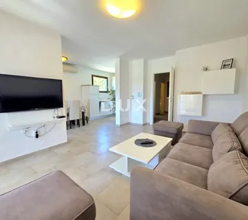 Istra, Fažana, Prostrani 3SS+DB stan na svega 150 m od mora i uređenih plaža