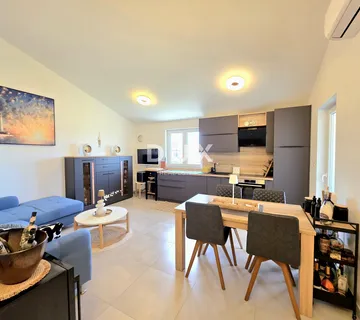 ISTRA, PEROJ - Elegantan 2SS+DB apartman s panoramskim pogledom na more, terasa, parking i potpuna opremljenost - Peroj, Vodnjan