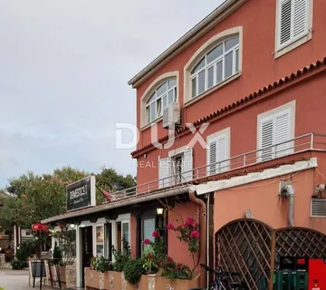 ZADAR, BIBINJE - Kuća sa 2 apartmana i restoranom u prvom redu do mora
