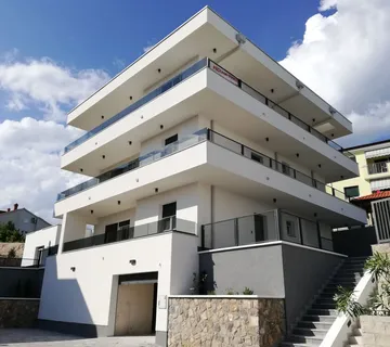 KOSTRENA - Moderna ekskluzivna novogradnja - stan u prizemlju s okućnicom 400m2, apartmanom 42m2 i garažom 100m2 - Doričići, Kostrena
