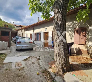 GROBNIK, ČAVLE - kuća u centru mjesta s velikim potencijalom