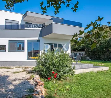 ISTRA, MARČANA- Moderna vila s velikom okućnicom! - Šegotići, Marčana