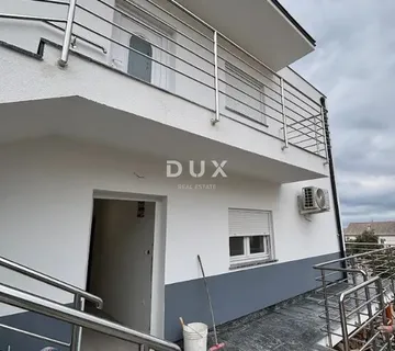 OTOK PAG, NOVALJA - Kuća sa apartmanima u srcu Novalje