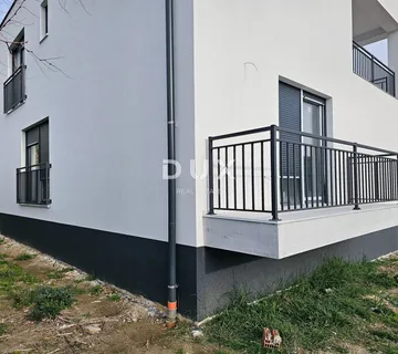 OTOK RAB, BANJOL - Stan u prizemlju novogradnje s okućnicom - Banjol, Rab