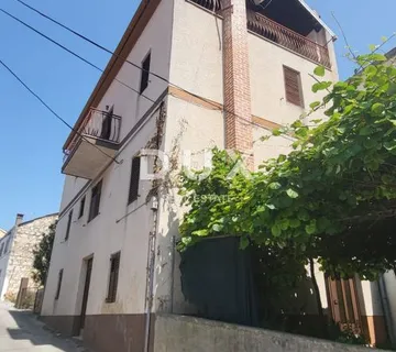 OTOK UGLJAN, KALI - Prostrana kuća 180 m od mora s četiri etaže i tri parkirna mjesta!