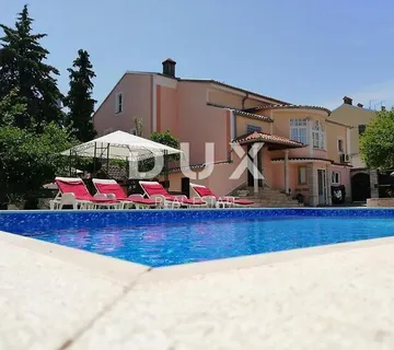 ISTRA, PULA - Apartmanska kuća u strogome centru s bazenom i okućnicom