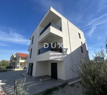 ŠIBENIK, VODICE – Zadnji kat, 2 terase, 2 parkinga, novogradnja
