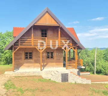 SLUNJ, GORNJI LAĐEVAC - Atraktivna investicija u izgradnji – tradicionalne kuće i 10.000 m² građevinskog zemljišta - Gornji Lađevac, Slunj