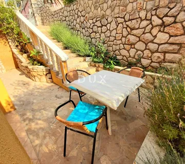 MALI LOŠINJ (okolica) - Fantastičan 1S+DB stan u prizemlju