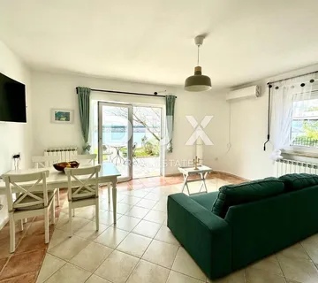 CRIKVENICA, JADRANOVO -prostrani stan u prizemlju, 80 m od mora - Jadranovo, Crikvenica