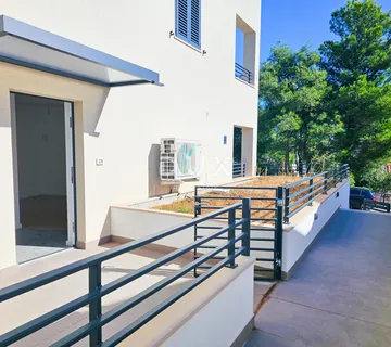 MALI LOŠINJ, CENTAR - Stan u novogradnji s garažnim parkirnim mjestom - RIJETKOST