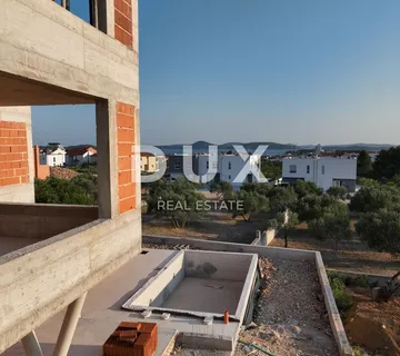 ŠIBENIK, VODICE – Stan na katu s pogledom na more i terasom za trenutke koje ne želite zaboraviti