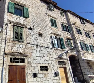 ŠIBENIK, RIVA - Povijesna kamena kuća uz more s poslovnim prihodom