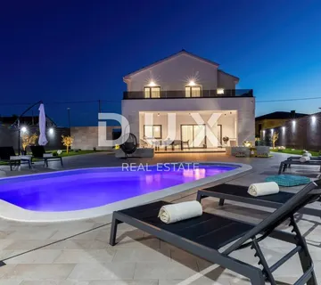 NOVI VINODOLSKI - Moderna vila s bazenom u blizini mora