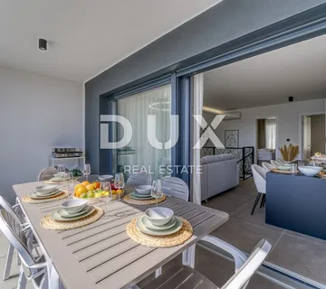 OTOK KRK, GRAD KRK – Dvoetažni apartman s okućnicom i bazenom u blizini mora
