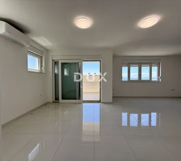 KVARNER, CRIKVENICA - Posljednji u zgradi! - Trosobni apartman s dva balkona i pogledom na more!