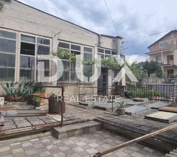 CRIKVENICA - kuća u centru Crikvenice s poslovnim prostorom
