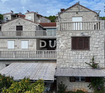 OTOK BRAČ, SUMARTIN - Apartmanska kuća u kamenu s garažom 2.red do mora - Sumartin, Selca
