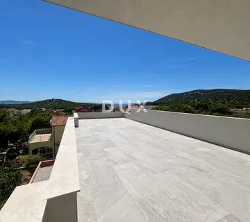 TRIBUNJ, SOVLJE – Stan u novogradnji s krovnom terasom od 64,83 m², ljetnom kuhinjom i pogledom na more, 400 m od mora