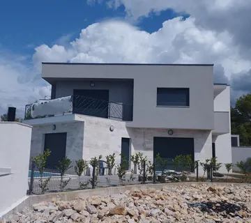 ŠIBENIK(OKOLICA) - Moderna novogradnja 200 metara od mora
