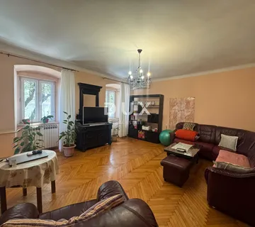 RIJEKA, CENTAR – Prostran četverosobni stan od 110 m² u blizini Korza