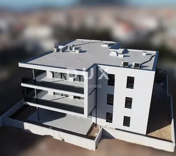 ŠIBENIK, TRIBUNJ – Stan u prizemlju novogradnje s dvorištem! PRILIKA!