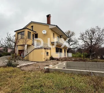 ISTRA,LABIN - Kuća s 2 stana i prostranim zemljištem