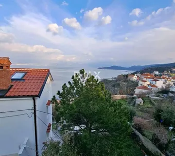 OTOK KRK, VRBNIK – Kuća s pogledom na more u staroj jezgri, 4 etaže i veliki potencijal!
