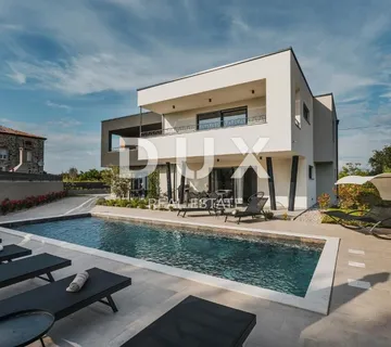 ISTRA, UMAG (OKOLICA) - Moderna vila s tri stana