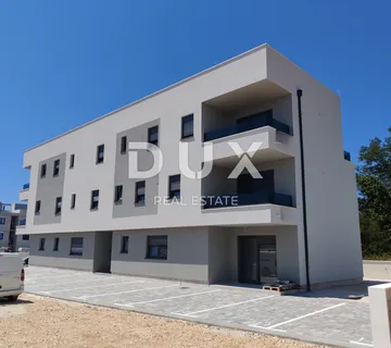 ZADAR, PRIVLAKA - Elegantan stan s vrtom 110 metara od mora! S2