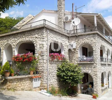 LOVRAN - turistički objekt s 8 apartmana i 1300m2 okućnice