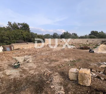 ISTRA, PEROJ - Vikend zemljište s ruševinom ograđeno suhozidom - Peroj, Vodnjan