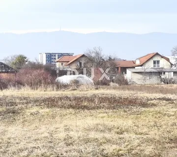 ZAGREB, BOROVJE Poljoprivredno zemljište uz samu cestu!